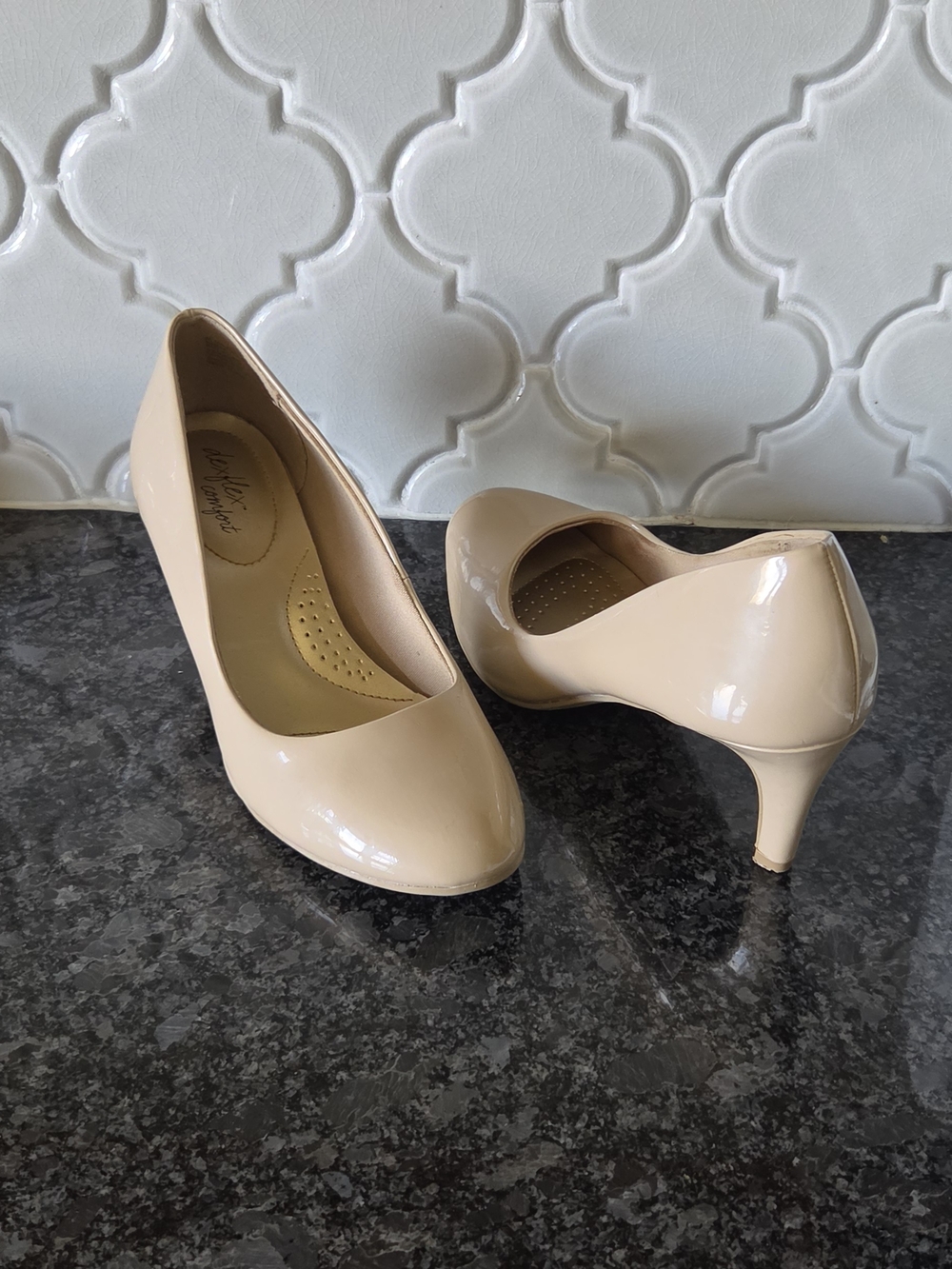 Dexflex Comfort Nude Beige Patent Mid-Heel Pumps 7Wide